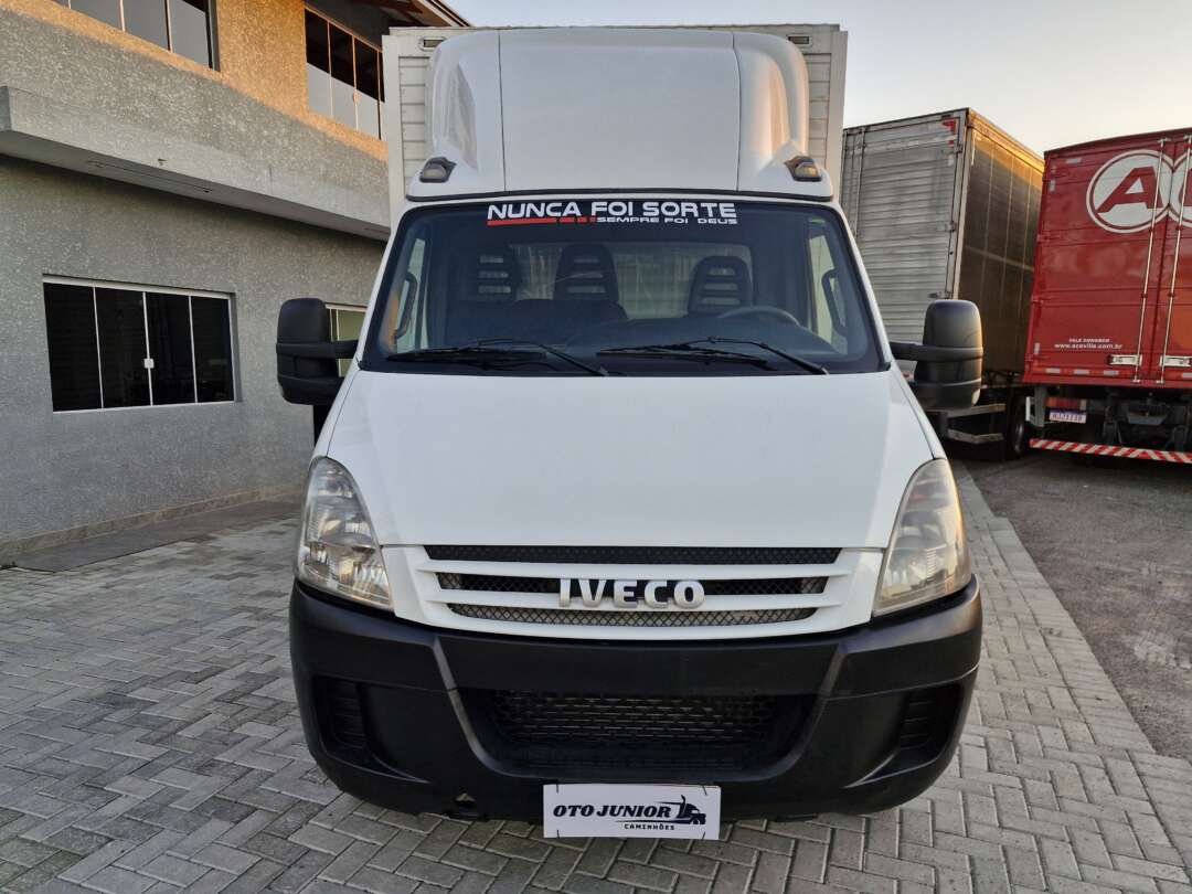 Caminhão IVECO DAILY 55c16 Baú Furgão ANO 2011 de Oto Junior Caminhões no Paraná
