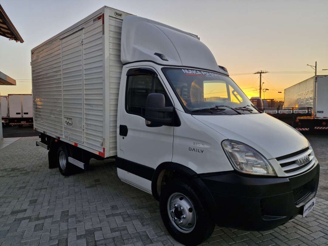 Caminhão IVECO DAILY 55c16 Baú Furgão ANO 2011 de Oto Junior Caminhões no Paraná