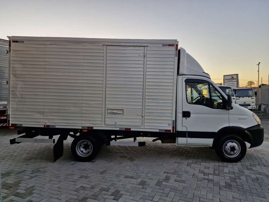 Caminhão IVECO DAILY 55c16 Baú Furgão ANO 2011 de Oto Junior Caminhões no Paraná