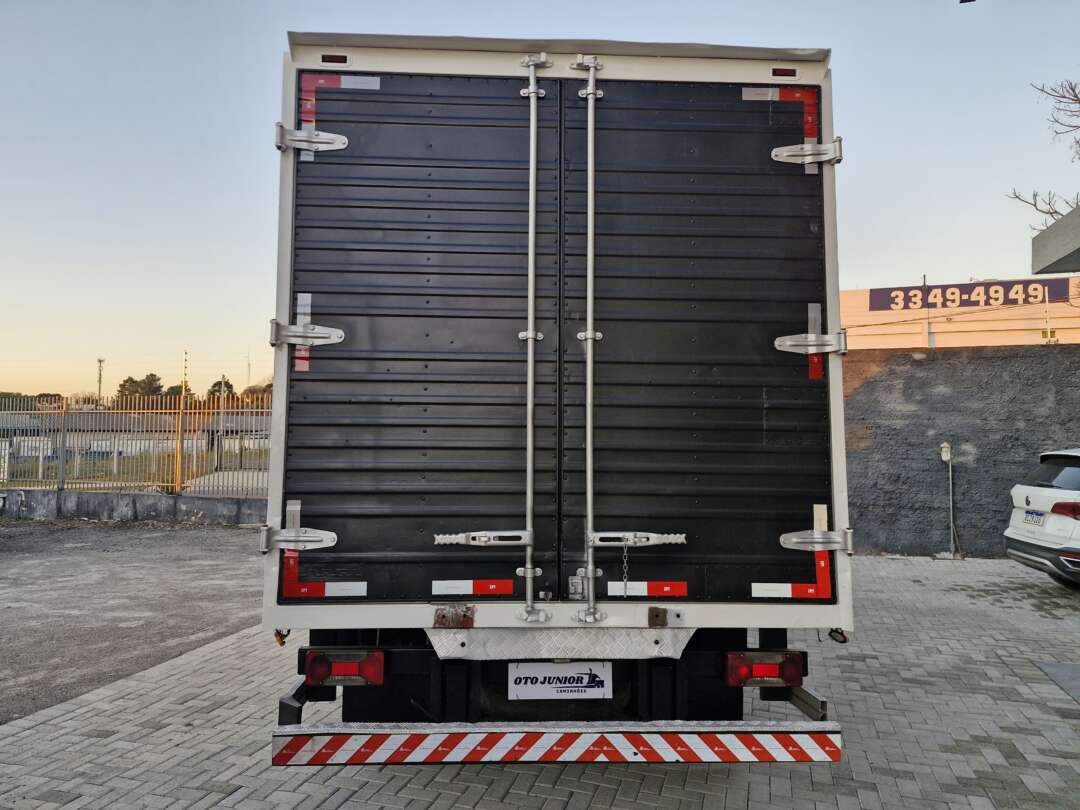 Caminhão IVECO DAILY 55c16 Baú Furgão ANO 2011 de Oto Junior Caminhões no Paraná