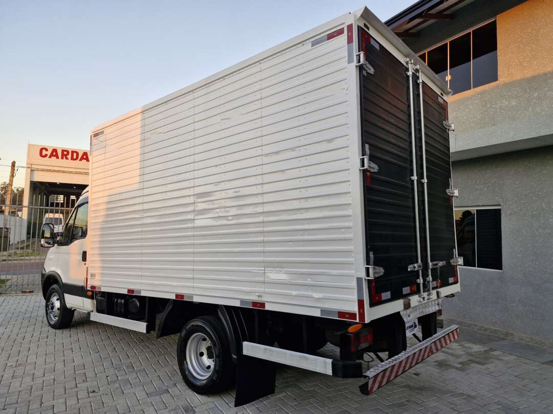 Caminhão IVECO DAILY 55c16 Baú Furgão ANO 2011 de Oto Junior Caminhões no Paraná
