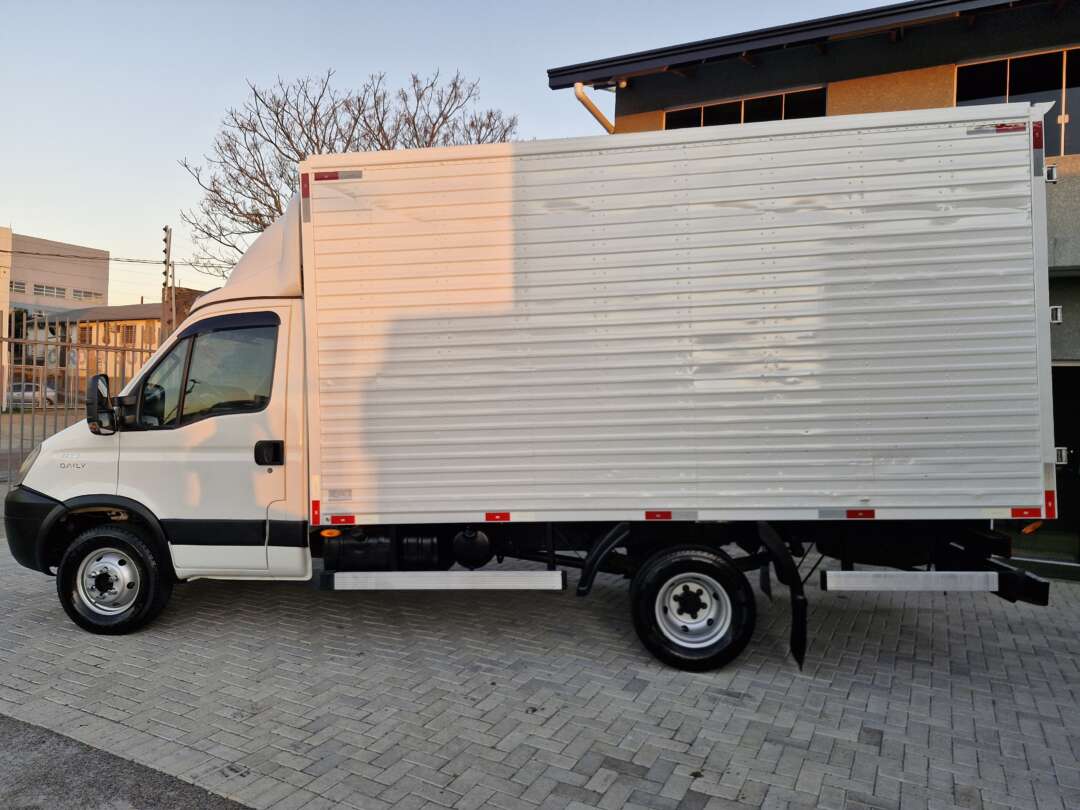 Caminhão IVECO DAILY 55c16 Baú Furgão ANO 2011 de Oto Junior Caminhões no Paraná