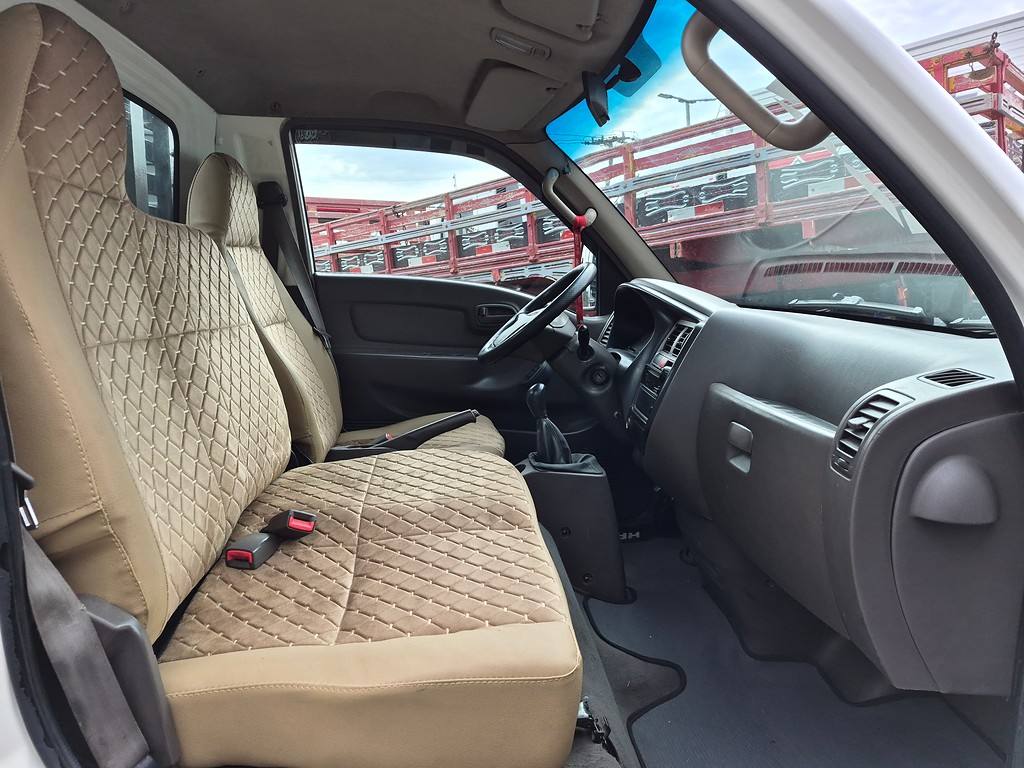 Caminhão HYUNDAI HR Carroceria ANO 2010 de Oto Junior Caminhões no Paraná