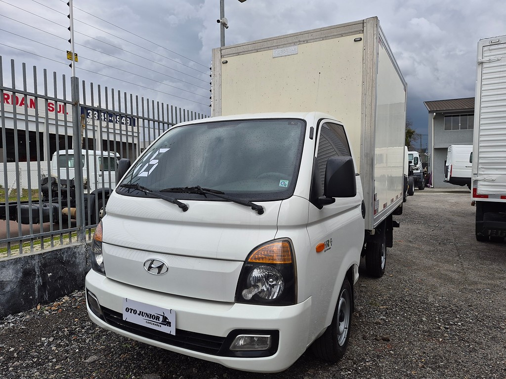 Caminhão HYUNDAI HR Baú Térmico ANO 2016 de Oto Junior Caminhões no Paraná