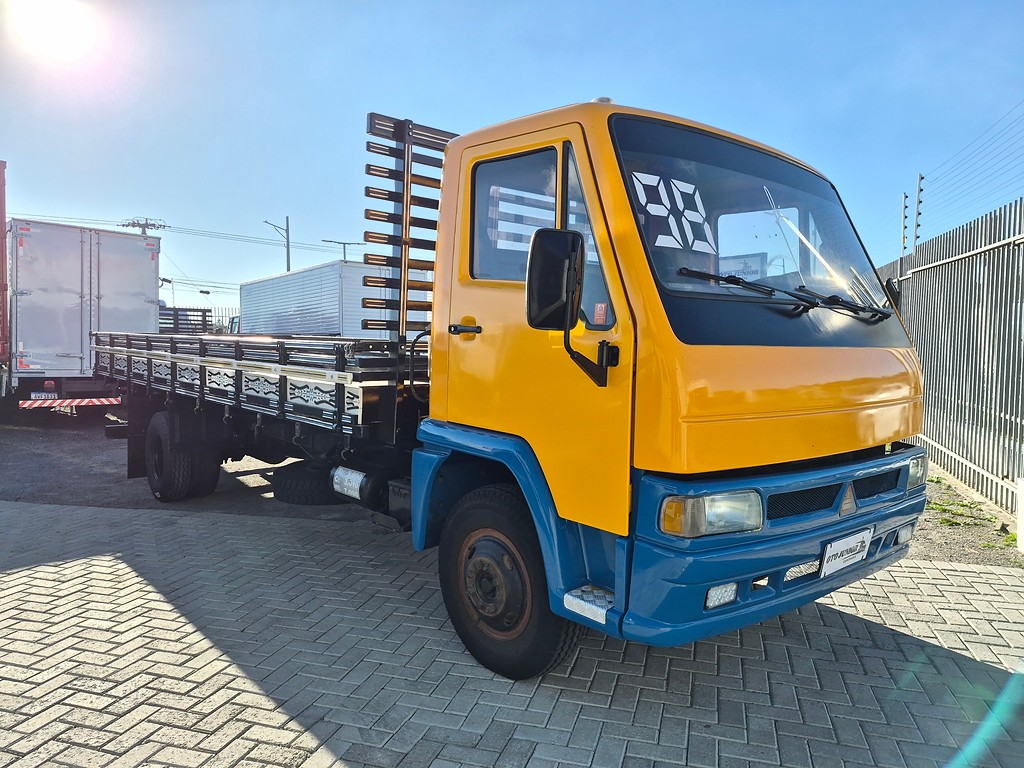 Caminhão AGRALE 7500 Carroceria ANO 1998 de Oto Junior Caminhões no Paraná