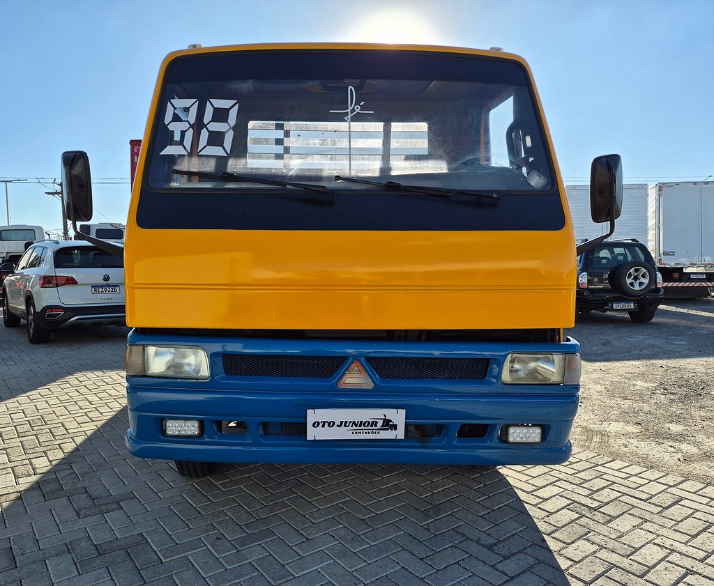 Caminhão AGRALE 7500 Carroceria ANO 1998 de Oto Junior Caminhões no Paraná