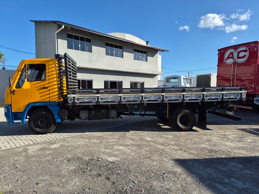 Caminhão AGRALE 7500 Carroceria ANO 1998 de Oto Junior Caminhões no Paraná