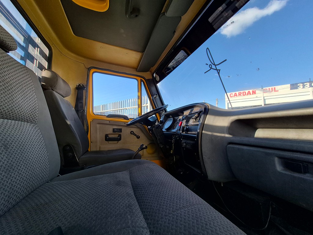 Caminhão AGRALE 7500 Carroceria ANO 1998 de Oto Junior Caminhões no Paraná