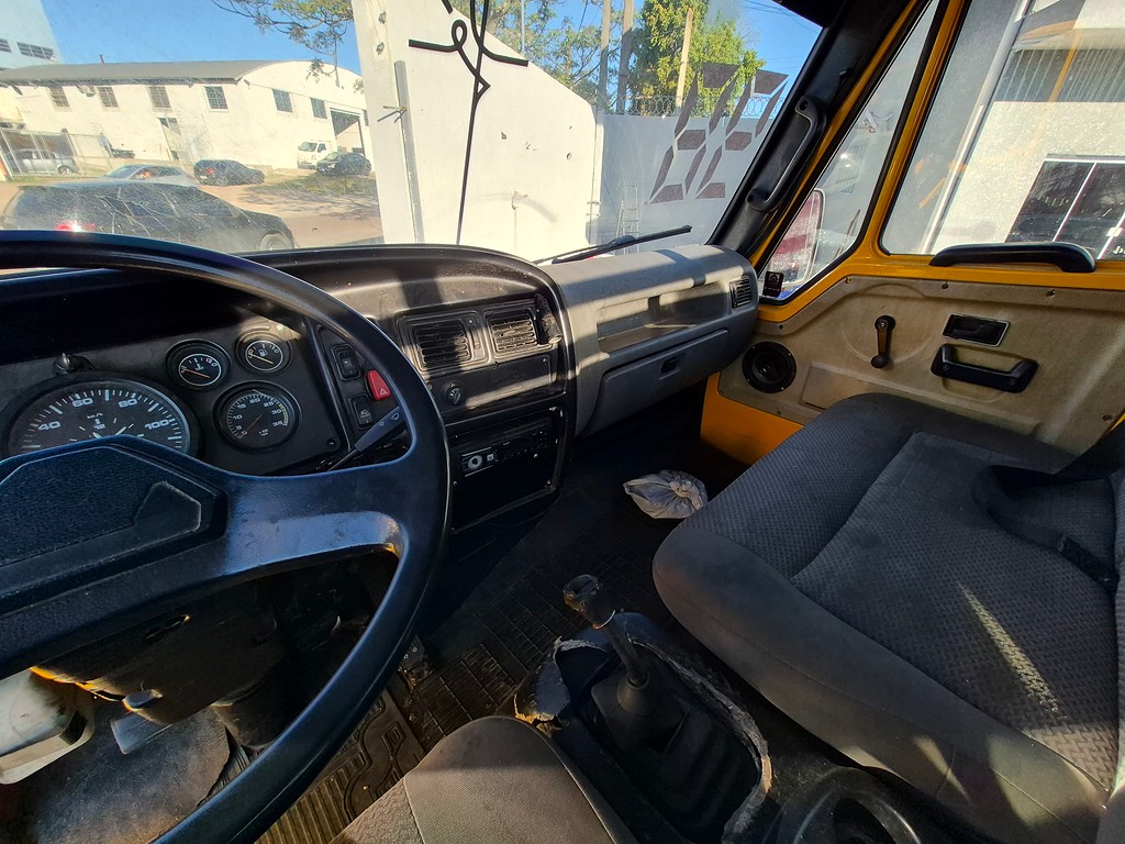 Caminhão AGRALE 7500 Carroceria ANO 1998 de Oto Junior Caminhões no Paraná