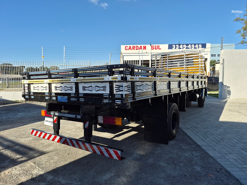 Caminhão AGRALE 7500 Carroceria ANO 1998 de Oto Junior Caminhões no Paraná
