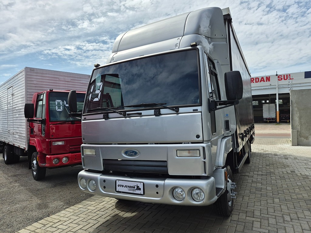 Caminhão FORD CARGO 816 Baú Sider ANO 2013 de Oto Junior Caminhões no Paraná
