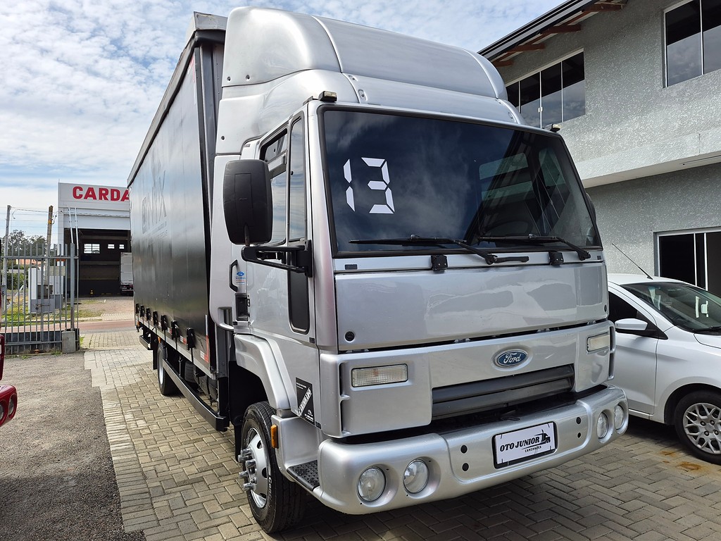 Caminhão FORD CARGO 816 Baú Sider ANO 2013 de Oto Junior Caminhões no Paraná
