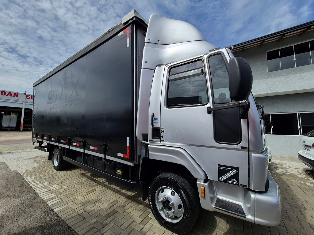 Caminhão FORD CARGO 816 Baú Sider ANO 2013 de Oto Junior Caminhões no Paraná