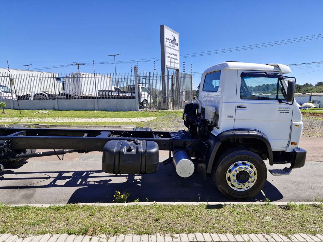 Caminhão VOLKSWAGEN VW 17190 Chassis ANO 2014 de Oto Junior Caminhões no Paraná