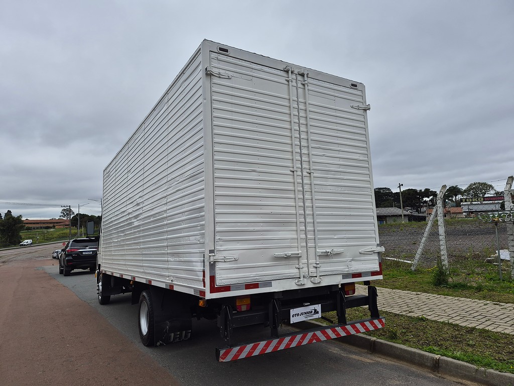 Caminhão FORD CARGO 815 Baú Furgão ANO 2010 de Oto Junior Caminhões no Paraná
