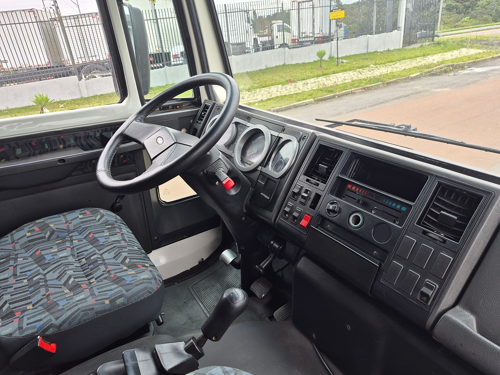 Caminhão FORD CARGO 815 Baú Furgão ANO 2010 de Oto Junior Caminhões no Paraná