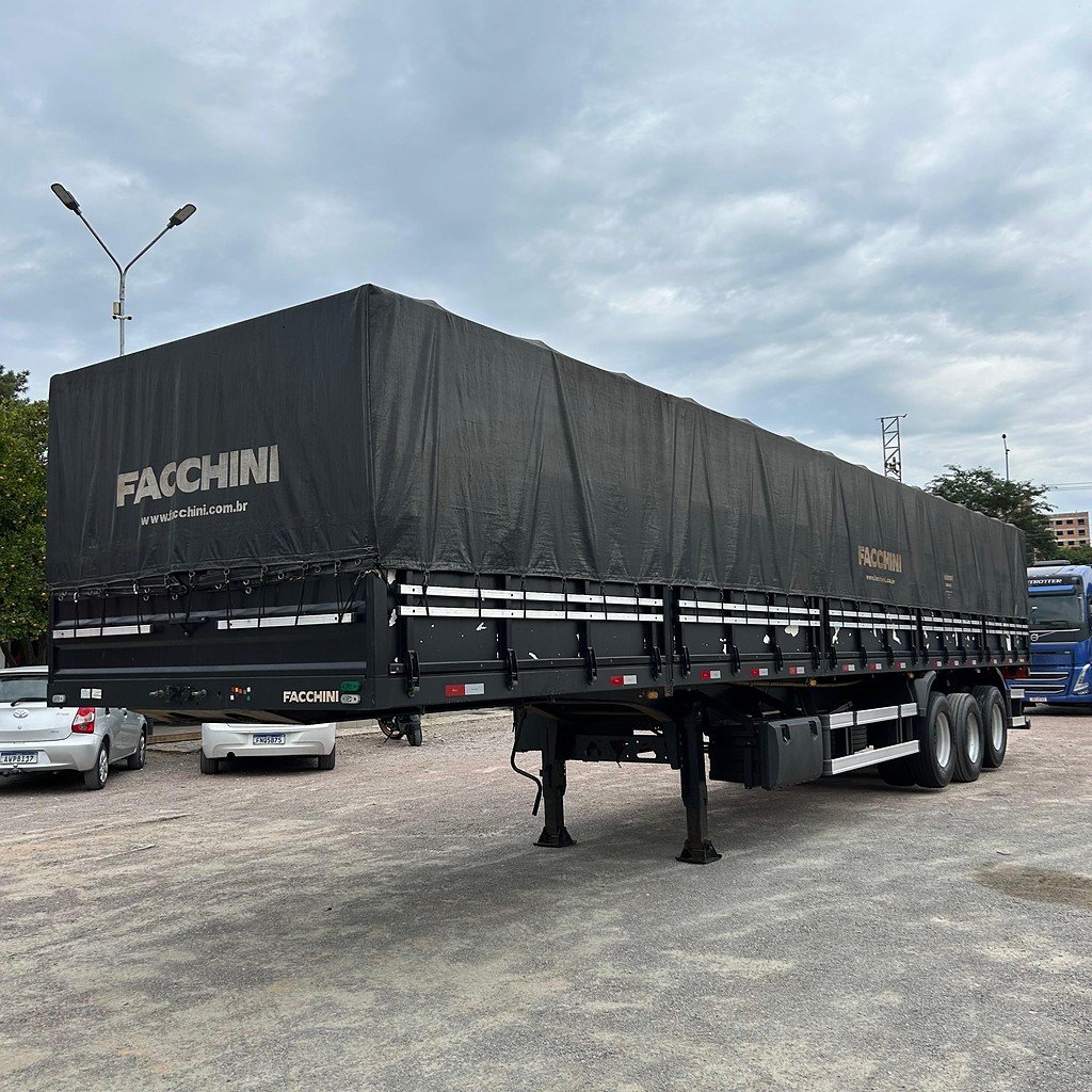 Carreta SEMI-REBOQUE GRANELEIRO + PORTA CONTAINER Facchini ANO 2023 3 Eixos de Patio 201 Caminhoes e Carretas no Paraná