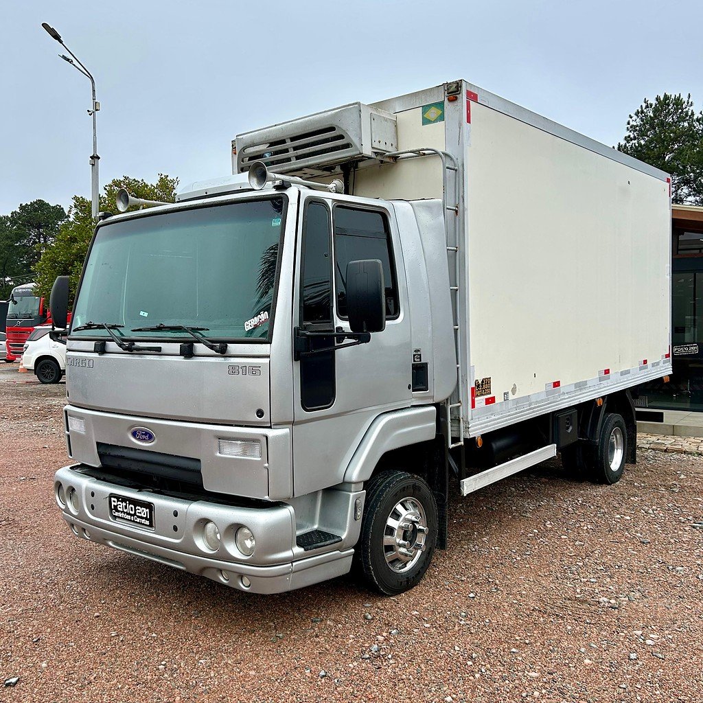 Caminhão FORD CARGO 816 Baú Refrigerado ANO 2013 de Patio 201 Caminhoes e Carretas no Paraná