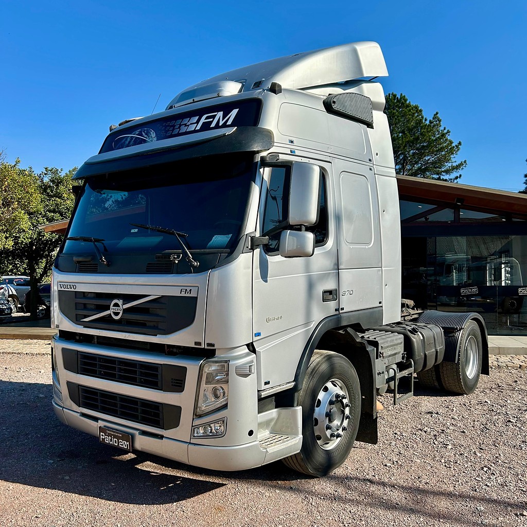 Caminhão VOLVO FM 370 Cavalo Mecânico ANO 2013 de Patio 201 Caminhoes e Carretas no Paraná