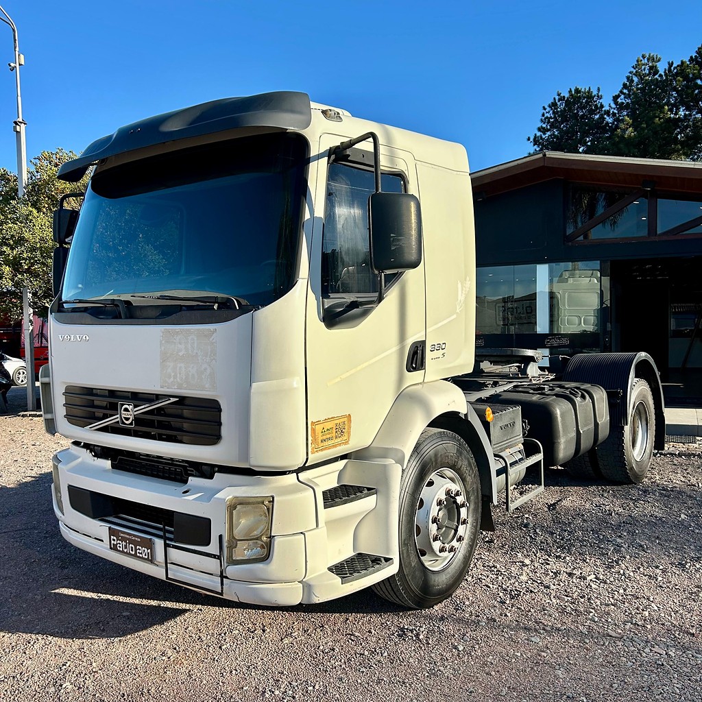 Caminhão VOLVO VM 330 Cavalo Mecânico ANO 2012 de Patio 201 Caminhoes e Carretas no Paraná