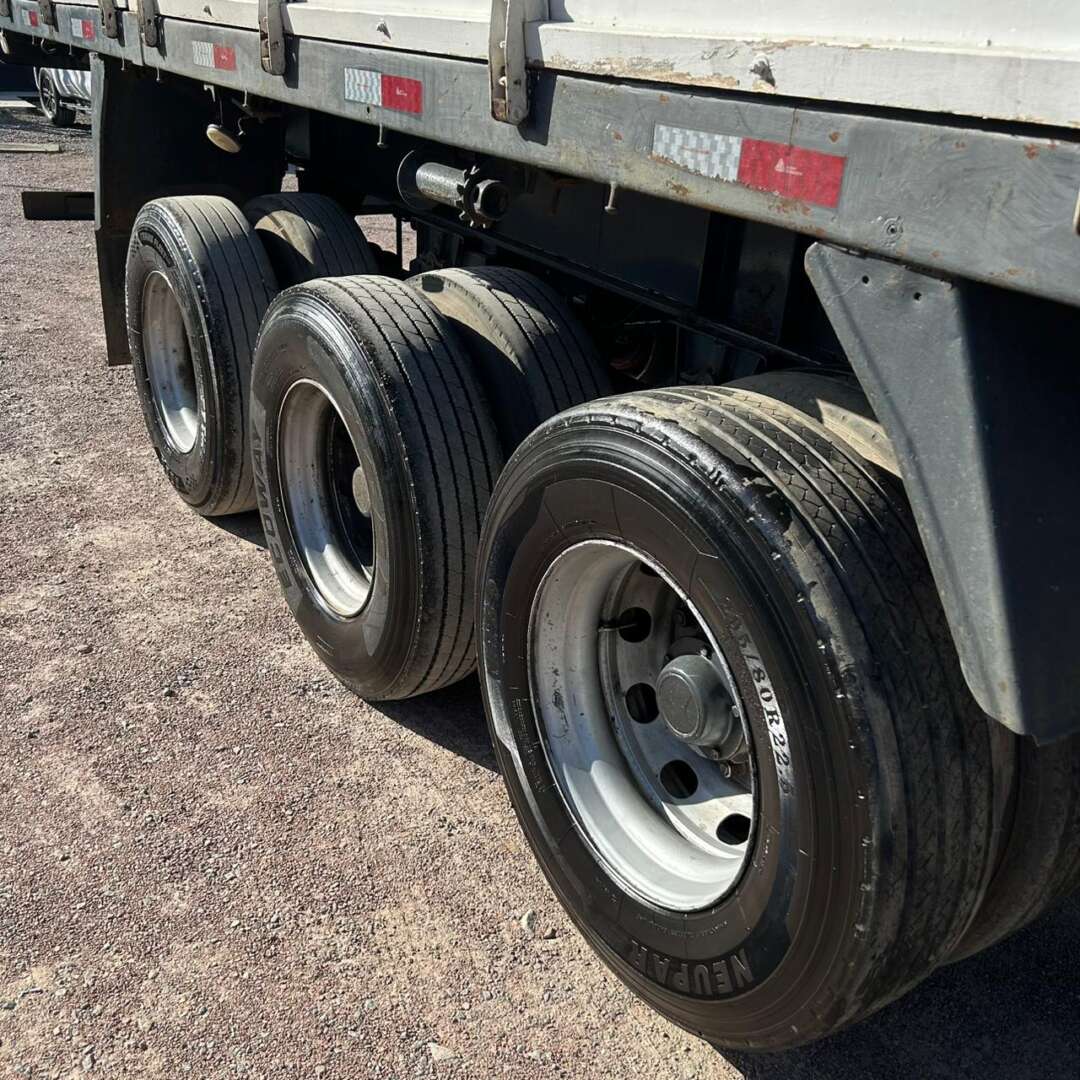 Carreta SEMI-REBOQUE CARGA SECA Guerra ANO 2000 3 Eixos de Patio 201 Caminhoes e Carretas no Paraná