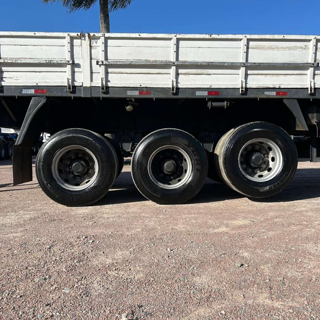 Carreta SEMI-REBOQUE CARGA SECA Guerra ANO 2000 3 Eixos de Patio 201 Caminhoes e Carretas no Paraná