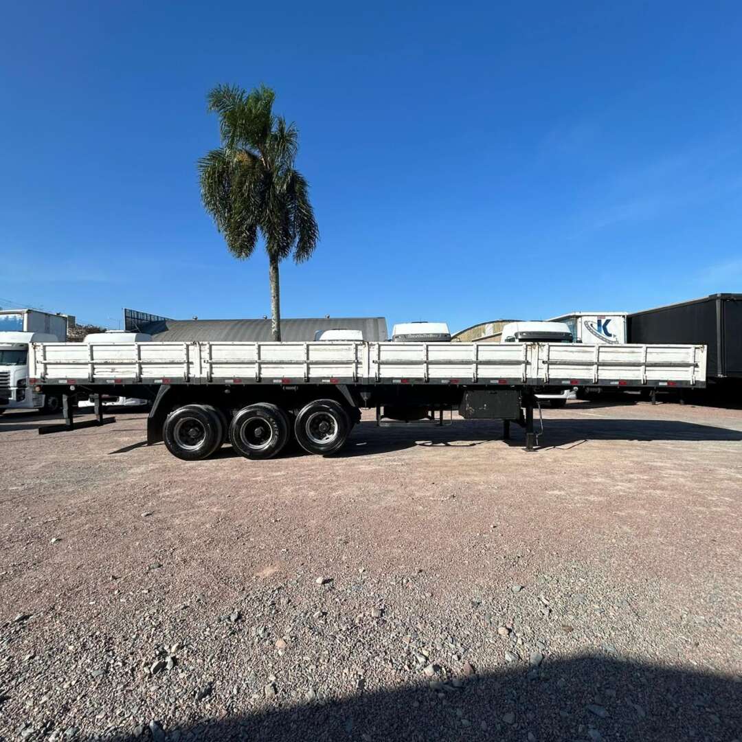 Carreta SEMI-REBOQUE CARGA SECA Guerra ANO 2000 3 Eixos de Patio 201 Caminhoes e Carretas no Paraná