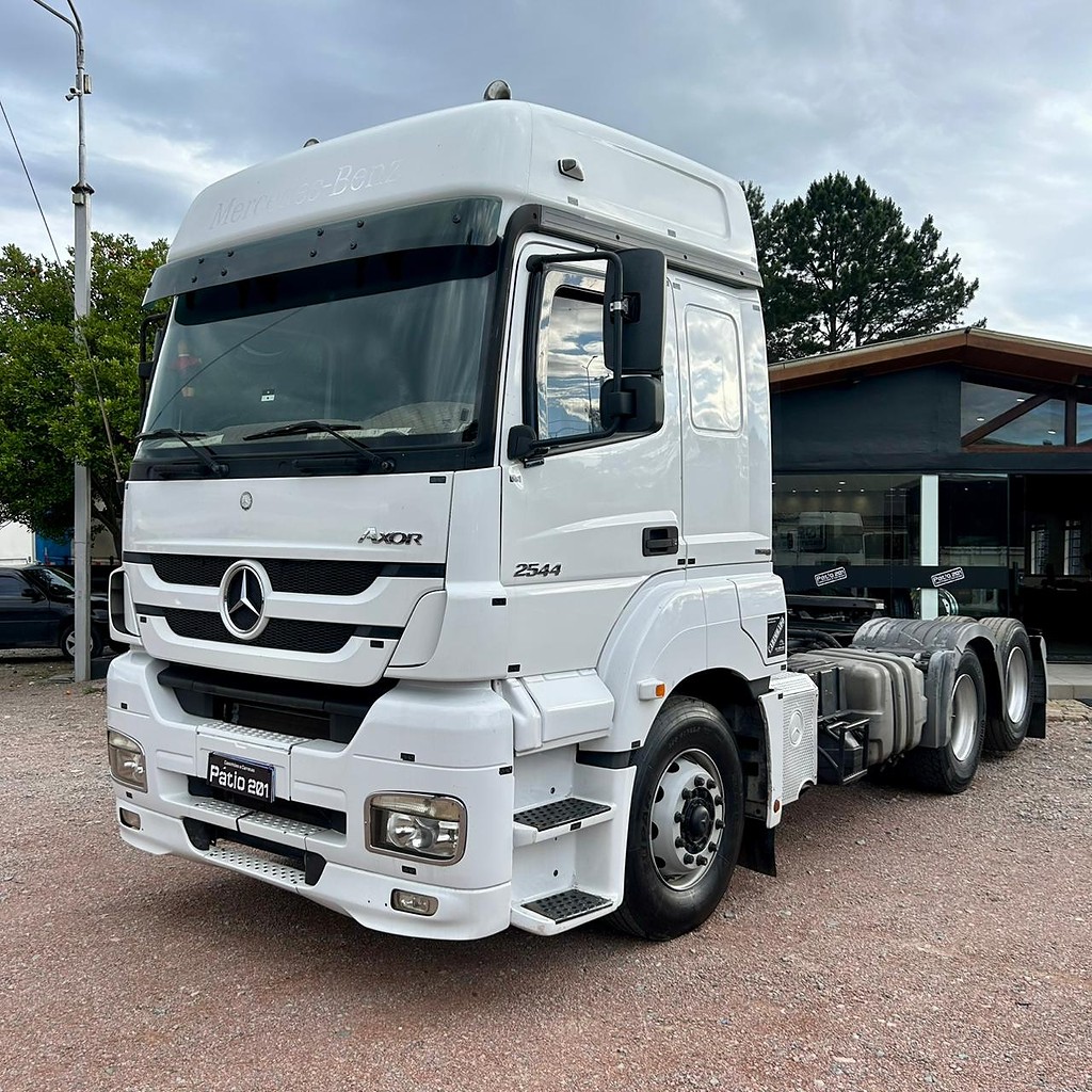 Caminhão MERCEDES BENZ MB 2544 Cavalo Mecânico ANO 2014 de Patio 201 Caminhoes e Carretas no Paraná