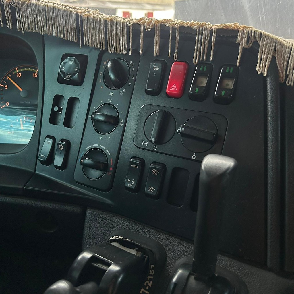 Caminhão MERCEDES BENZ MB 2544 Cavalo Mecânico ANO 2014 de Patio 201 Caminhoes e Carretas no Paraná