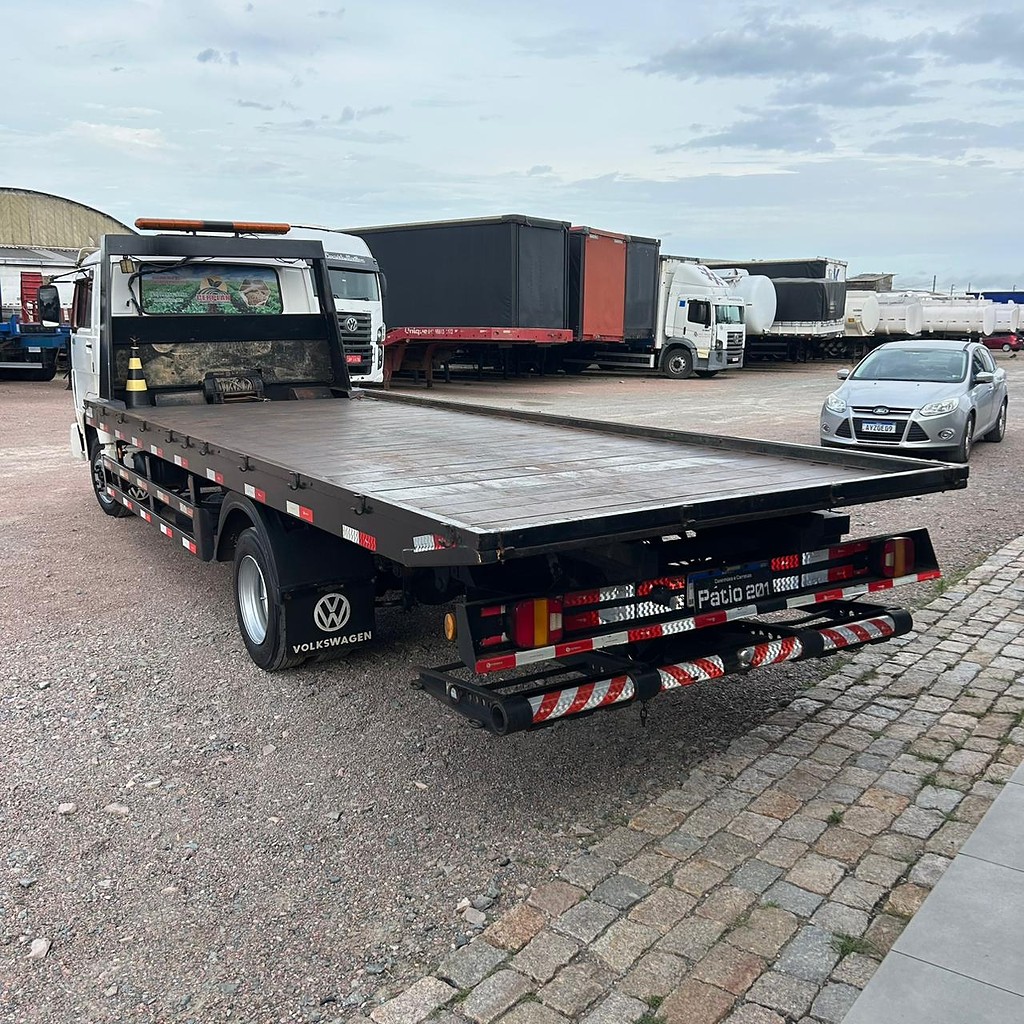 Caminhão VOLKSWAGEN VW 8150 Plataforma Guincho ANO 2003 de Patio 201 Caminhoes e Carretas no Paraná