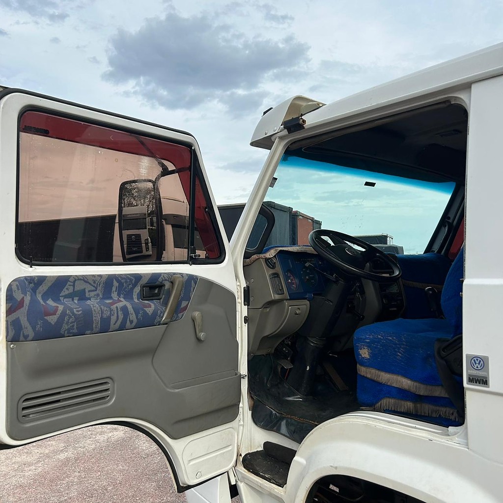 Caminhão VOLKSWAGEN VW 8150 Plataforma Guincho ANO 2003 de Patio 201 Caminhoes e Carretas no Paraná