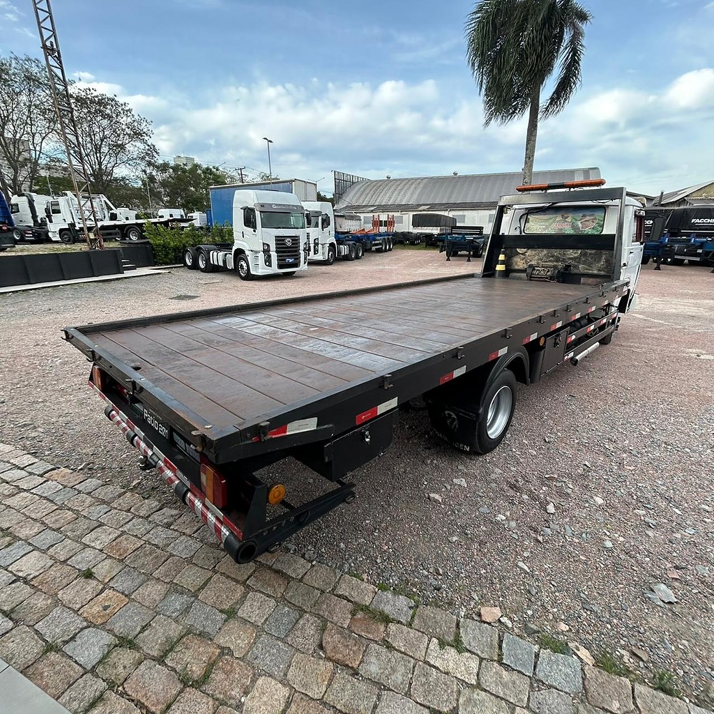 Caminhão VOLKSWAGEN VW 8150 Plataforma Guincho ANO 2003 de Patio 201 Caminhoes e Carretas no Paraná