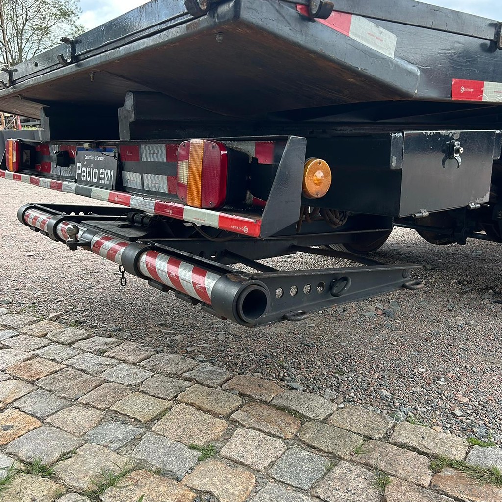 Caminhão VOLKSWAGEN VW 8150 Plataforma Guincho ANO 2003 de Patio 201 Caminhoes e Carretas no Paraná