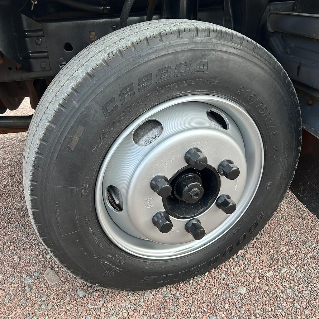 Caminhão VOLKSWAGEN VW 8150 Plataforma Guincho ANO 2003 de Patio 201 Caminhoes e Carretas no Paraná