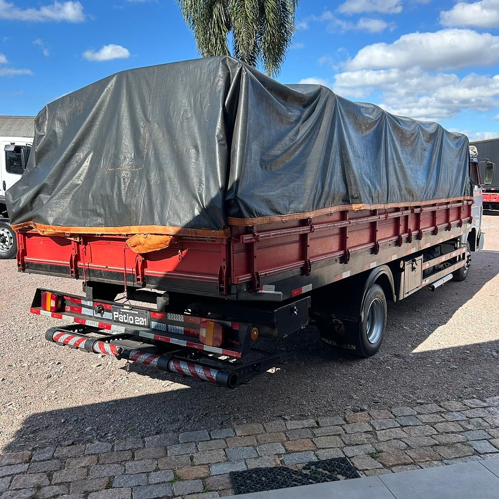 Caminhão VOLKSWAGEN VW 8150 Plataforma Guincho ANO 2003 de Patio 201 Caminhoes e Carretas no Paraná