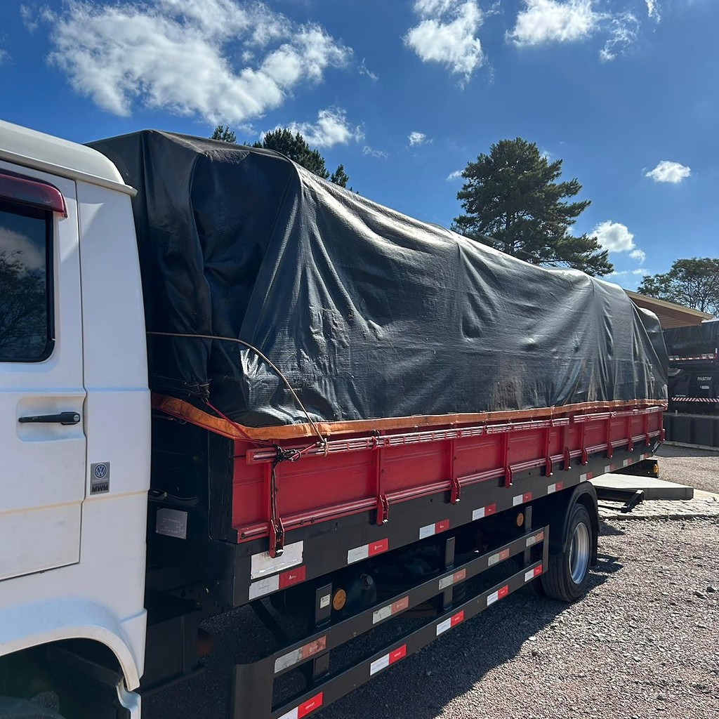 Caminhão VOLKSWAGEN VW 8150 Plataforma Guincho ANO 2003 de Patio 201 Caminhoes e Carretas no Paraná