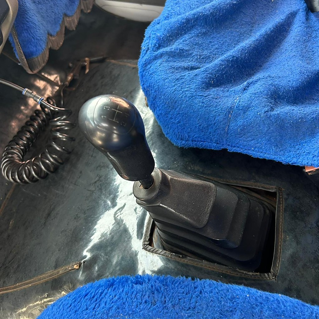 Caminhão VOLKSWAGEN VW 8150 Plataforma Guincho ANO 2003 de Patio 201 Caminhoes e Carretas no Paraná