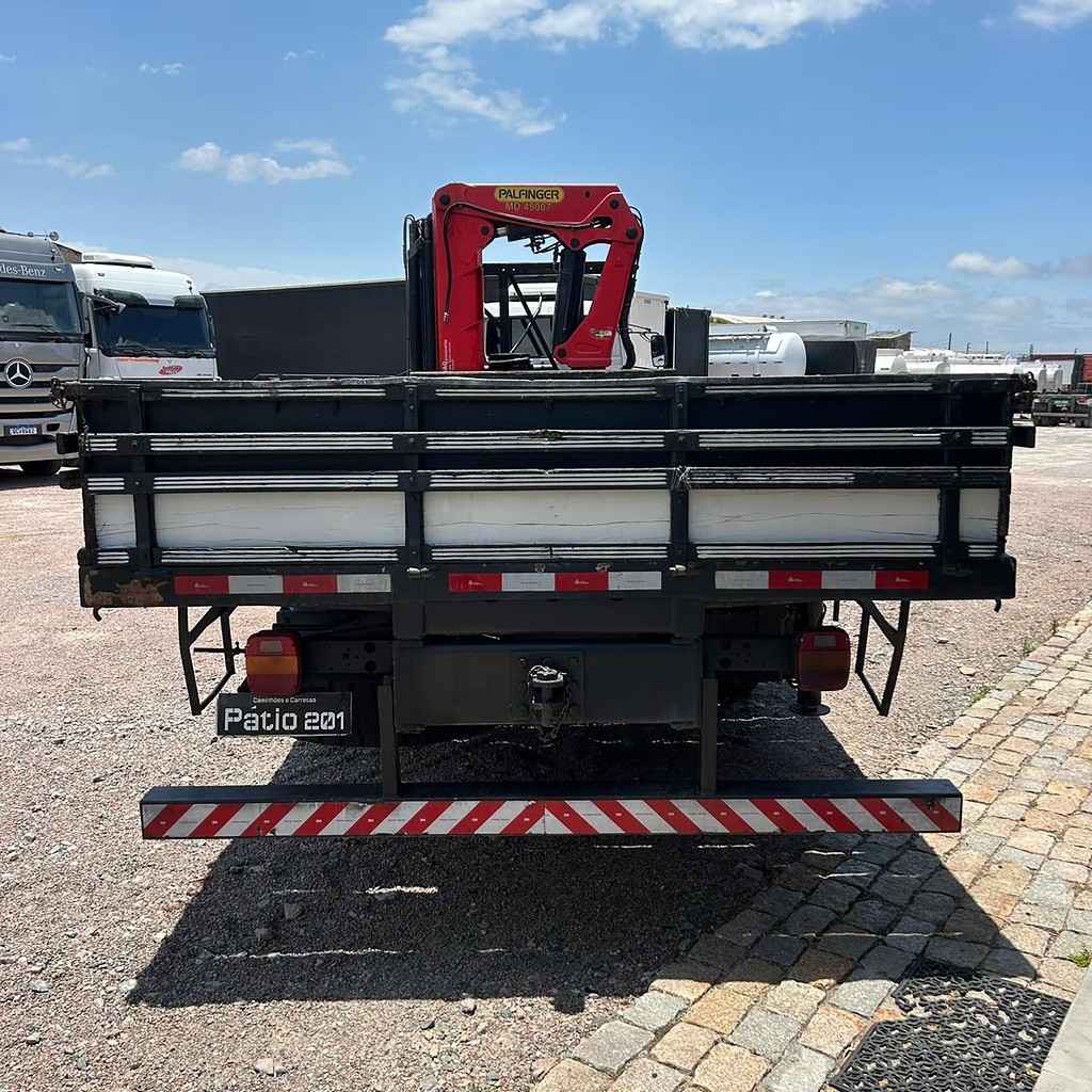 Caminhão VOLKSWAGEN VW 24220 Guincho Munck ANO 2008 de Patio 201 Caminhoes e Carretas no Paraná