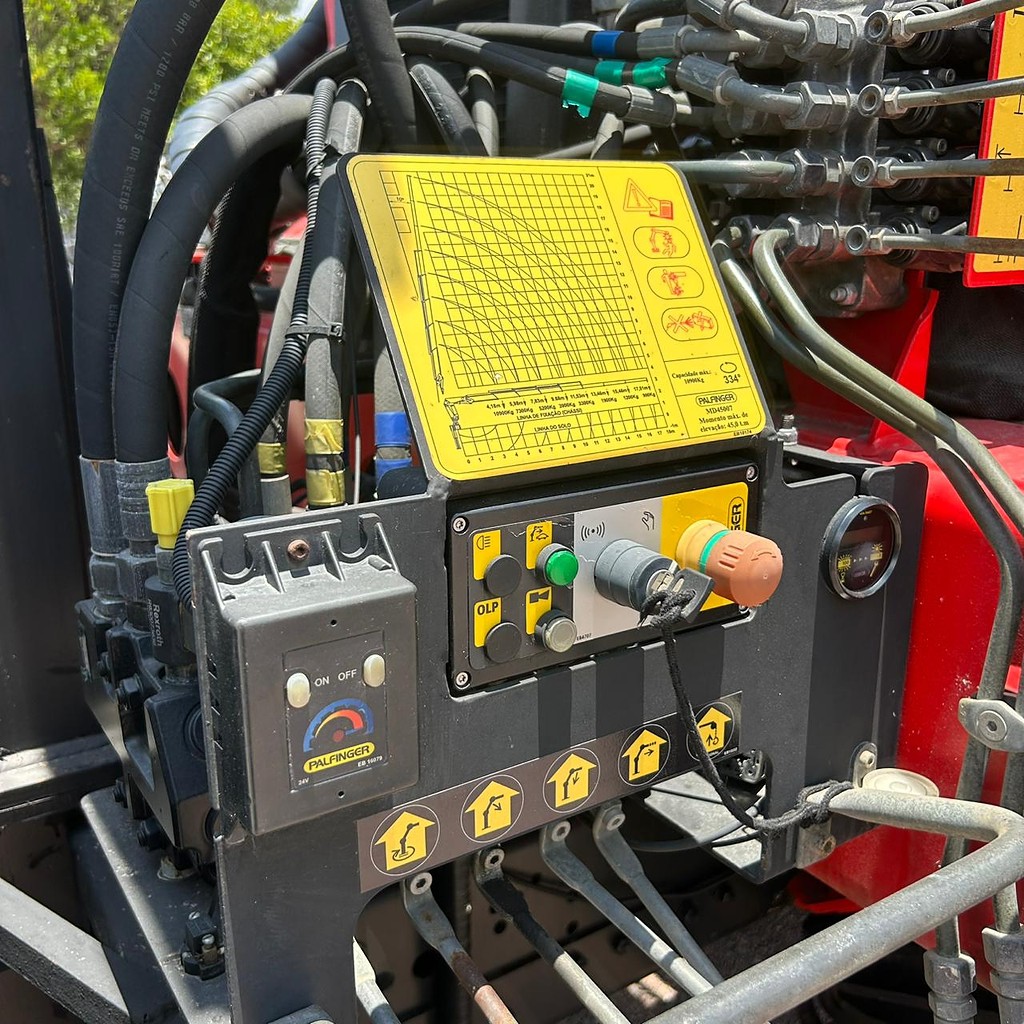 Caminhão VOLKSWAGEN VW 24220 Guincho Munck ANO 2008 de Patio 201 Caminhoes e Carretas no Paraná