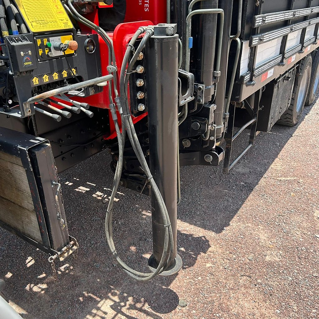 Caminhão VOLKSWAGEN VW 24220 Guincho Munck ANO 2008 de Patio 201 Caminhoes e Carretas no Paraná