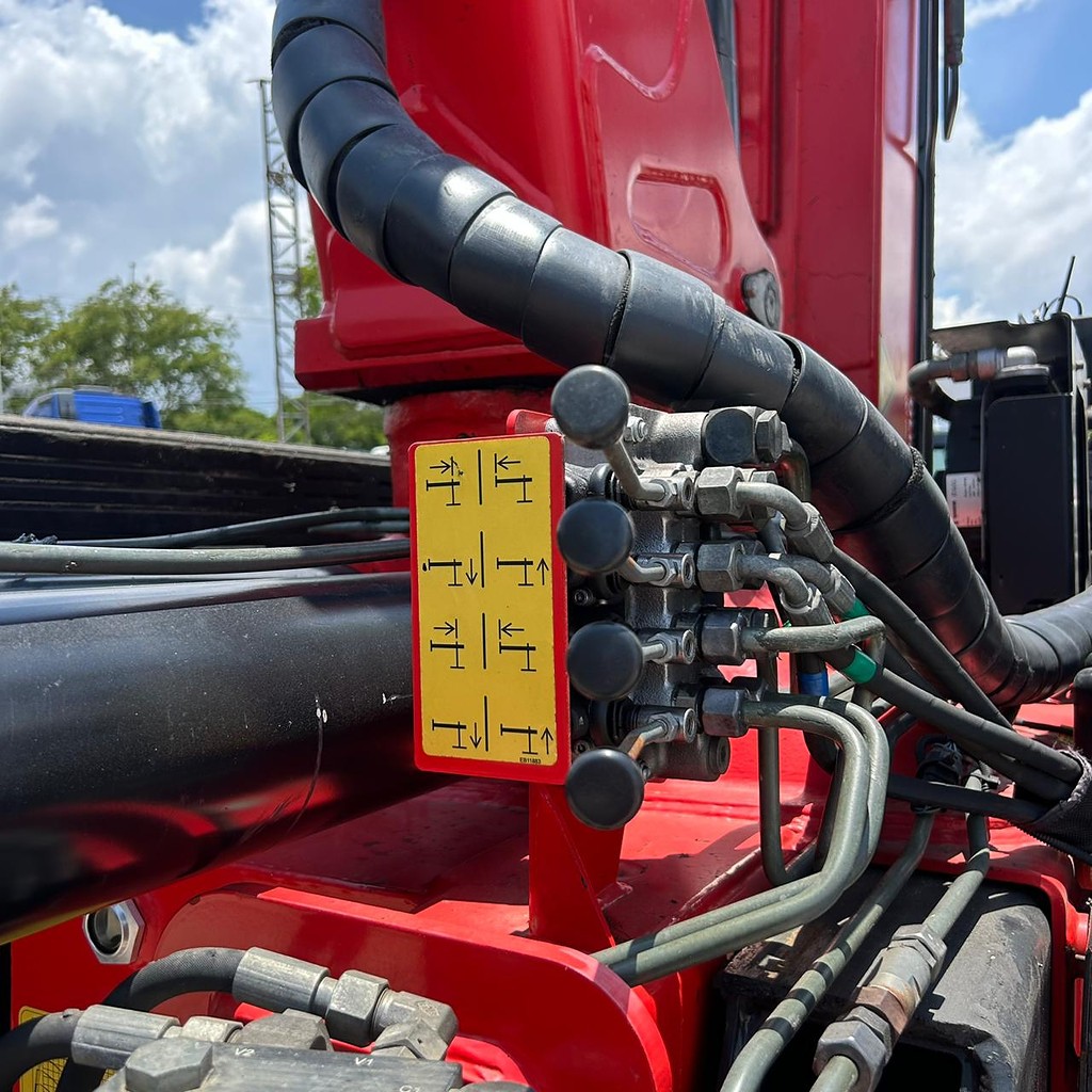 Caminhão VOLKSWAGEN VW 24220 Guincho Munck ANO 2008 de Patio 201 Caminhoes e Carretas no Paraná