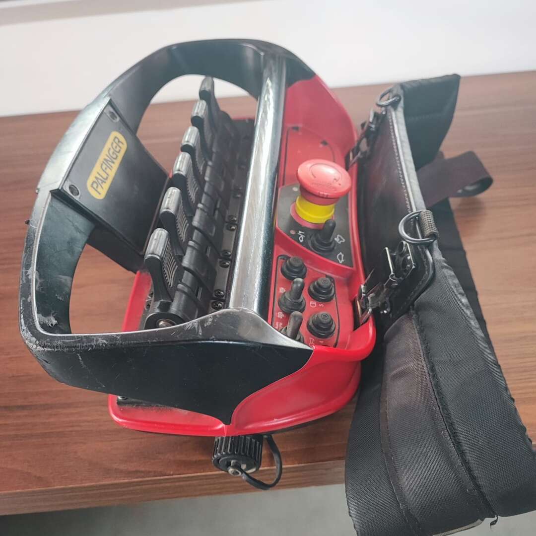 Caminhão VOLKSWAGEN VW 24220 Guincho Munck ANO 2008 de Patio 201 Caminhoes e Carretas no Paraná