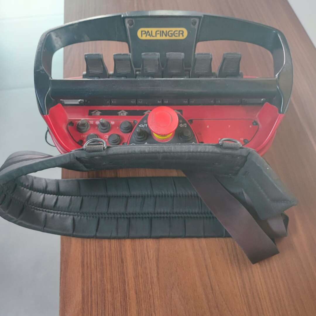 Caminhão VOLKSWAGEN VW 24220 Guincho Munck ANO 2008 de Patio 201 Caminhoes e Carretas no Paraná