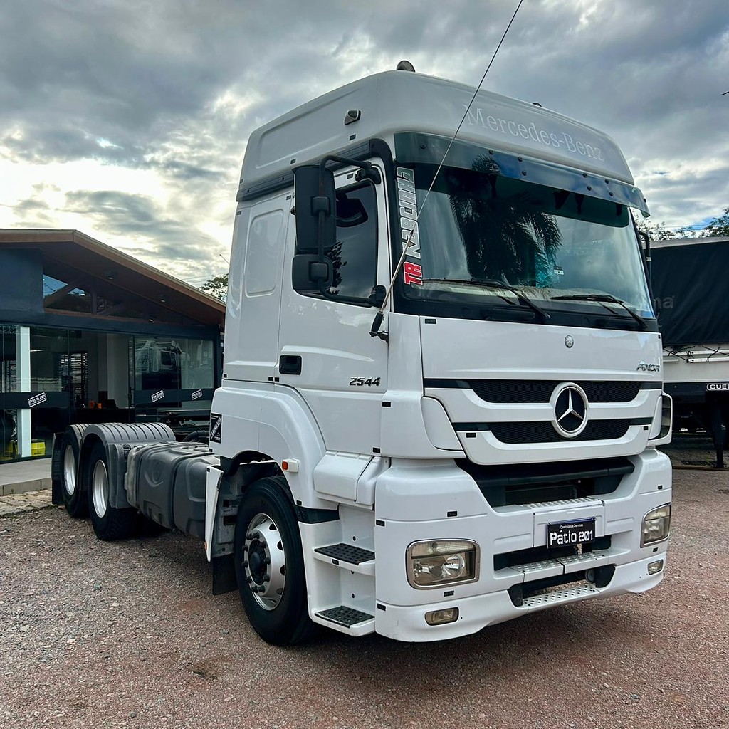 Caminhão MERCEDES BENZ MB 2544 Cavalo Mecânico ANO 2014 de Patio 201 Caminhoes e Carretas no Paraná