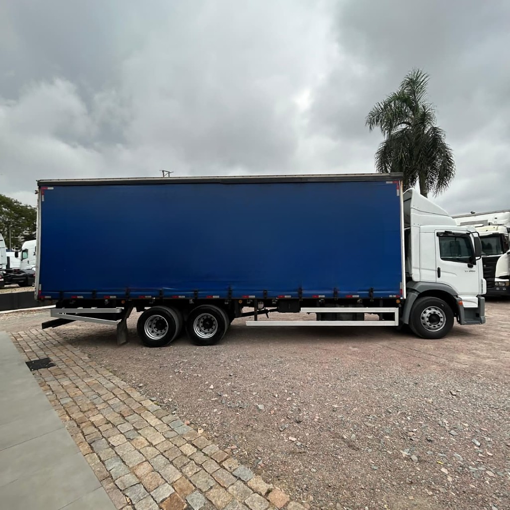 Caminhão VOLKSWAGEN VW 17250 Baú Sider ANO 2011 de Patio 201 Caminhoes e Carretas no Paraná