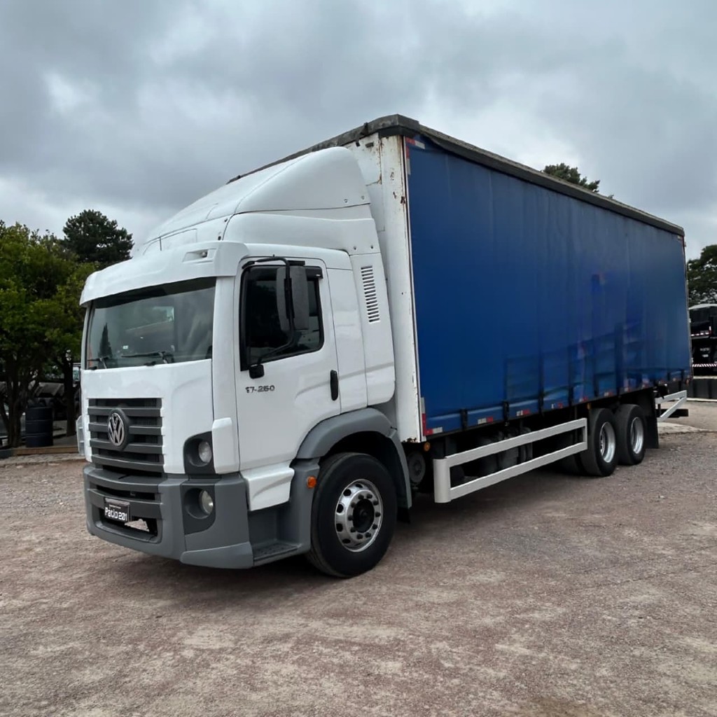 Caminhão VOLKSWAGEN VW 17250 Baú Sider ANO 2011 de Patio 201 Caminhoes e Carretas no Paraná