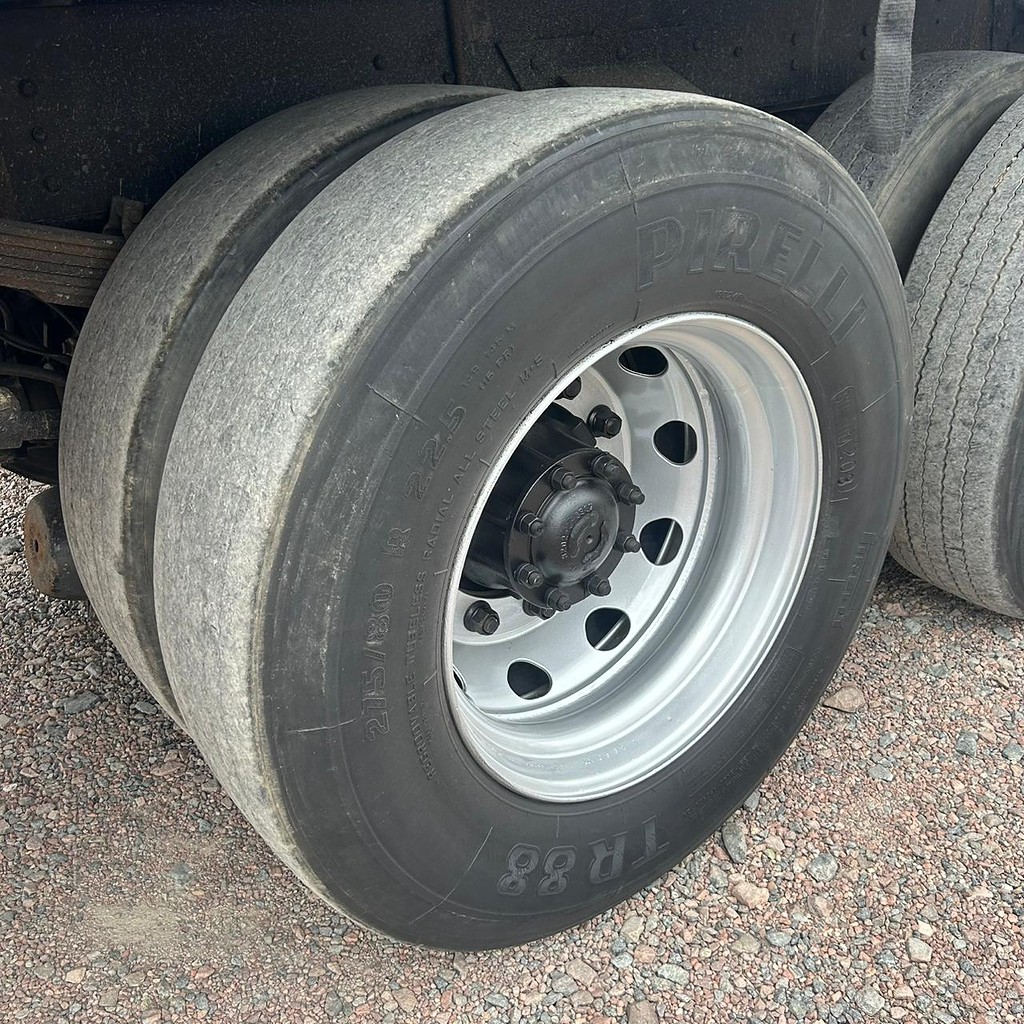 Caminhão VOLKSWAGEN VW 17250 Baú Sider ANO 2011 de Patio 201 Caminhoes e Carretas no Paraná