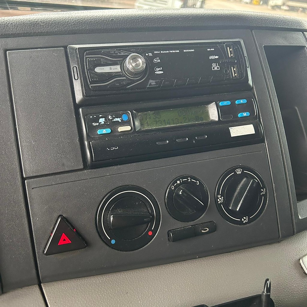 Caminhão VOLKSWAGEN VW 17250 Baú Sider ANO 2011 de Patio 201 Caminhoes e Carretas no Paraná