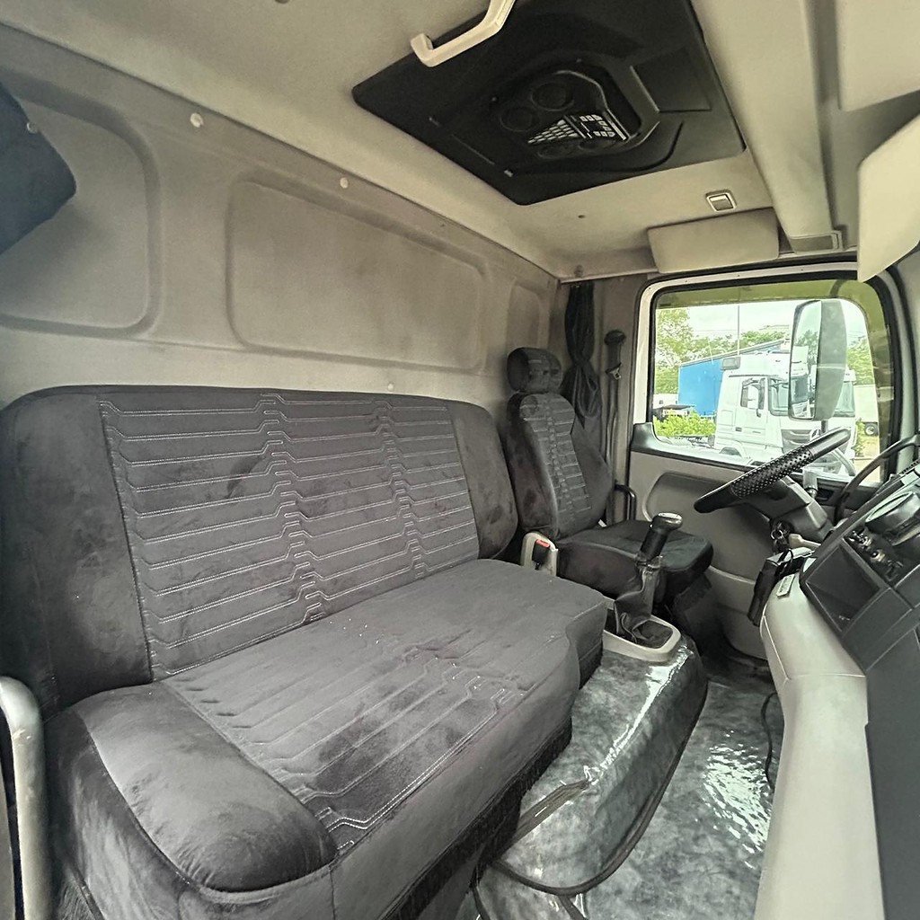 Caminhão VOLKSWAGEN VW 17250 Baú Sider ANO 2011 de Patio 201 Caminhoes e Carretas no Paraná