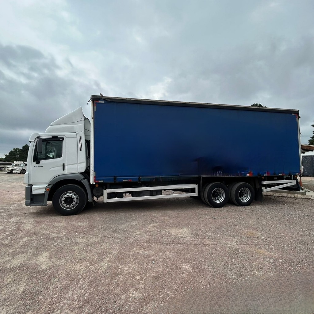 Caminhão VOLKSWAGEN VW 17250 Baú Sider ANO 2011 de Patio 201 Caminhoes e Carretas no Paraná